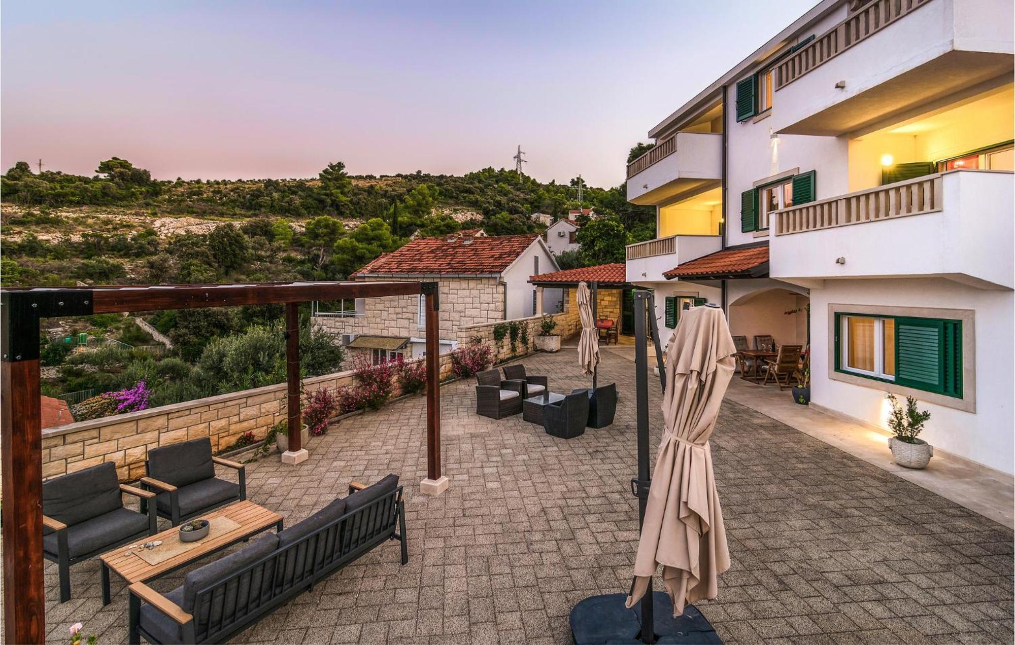 Nice Home In Postira With Outdoor Swimming Pool Kültér fotó
